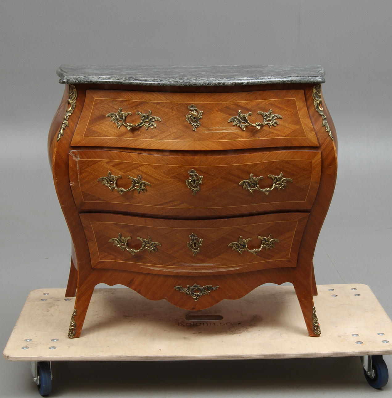 BYRÅ med stenskiva, rokokostil, 1900-talets andra hälft.