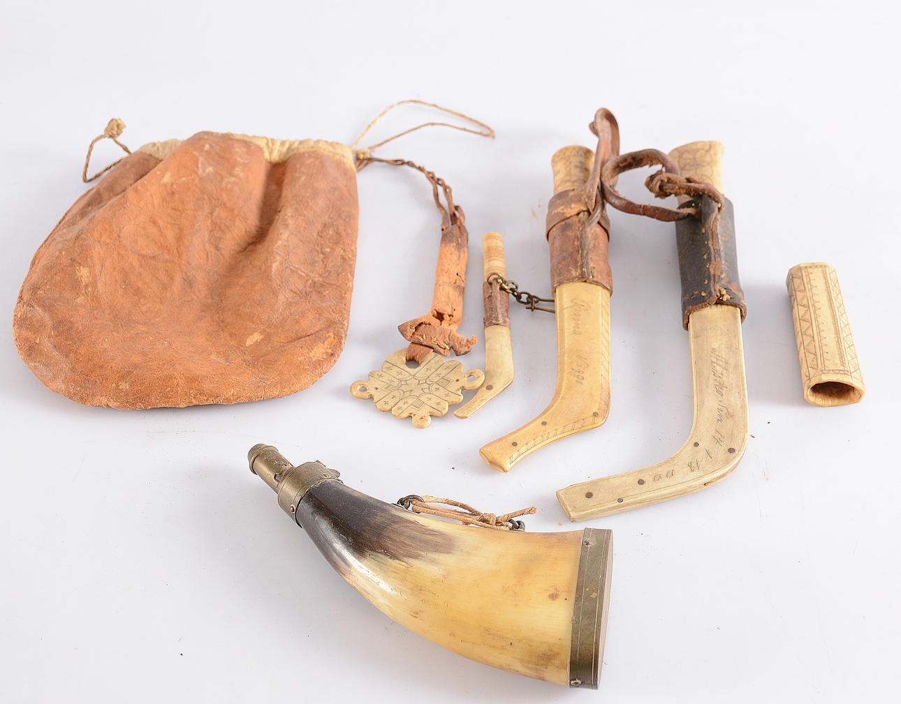 SAMEKNIVAR SAMT HORN, 5 delar.