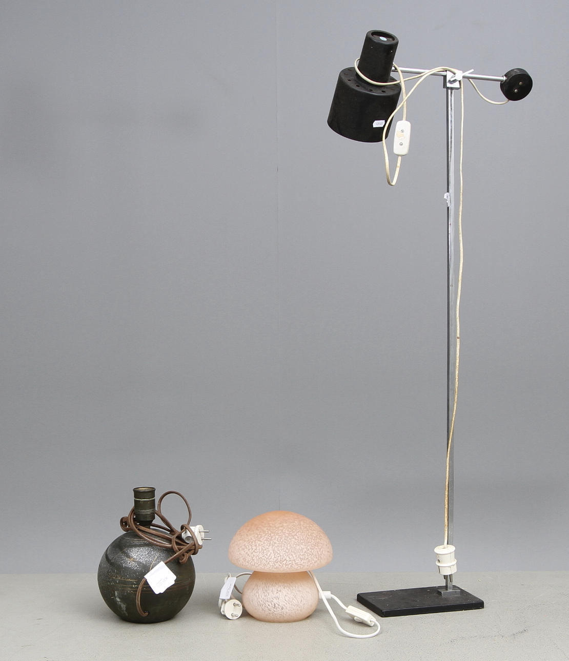 BORDSLAMPOR, 2 st, glas samt metall samt GOLVLAMPA, 1900-tal.