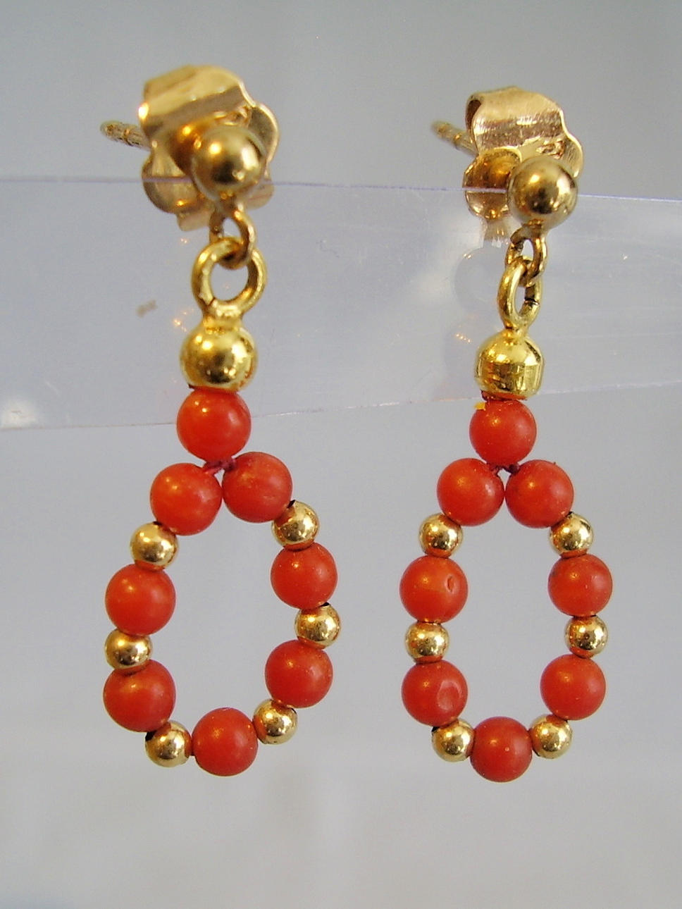 KORALLE OHRSTECKER GELBGOLD 8 KARAT.