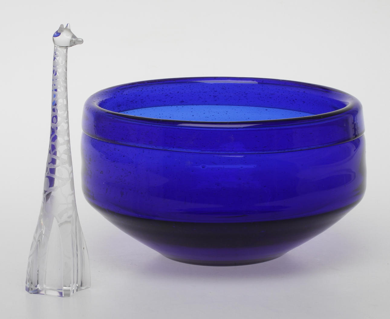 FIGURIN, glas, Vicke Lindstrand, osignerad samt SKÅL, blå glasmassa, Erik Höglund, sign.
