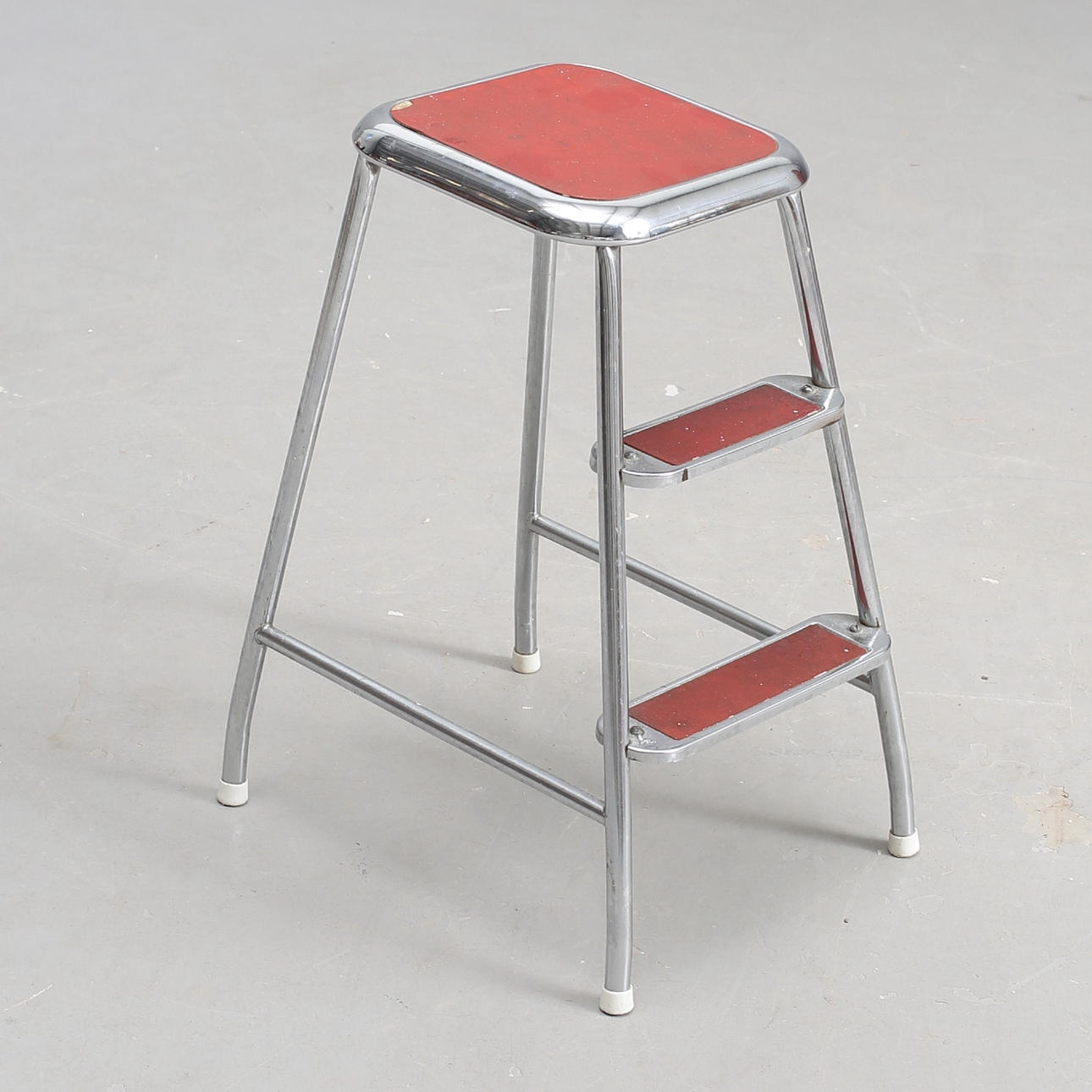 STEGPALL, retro, klassisk modell. Röda steg.