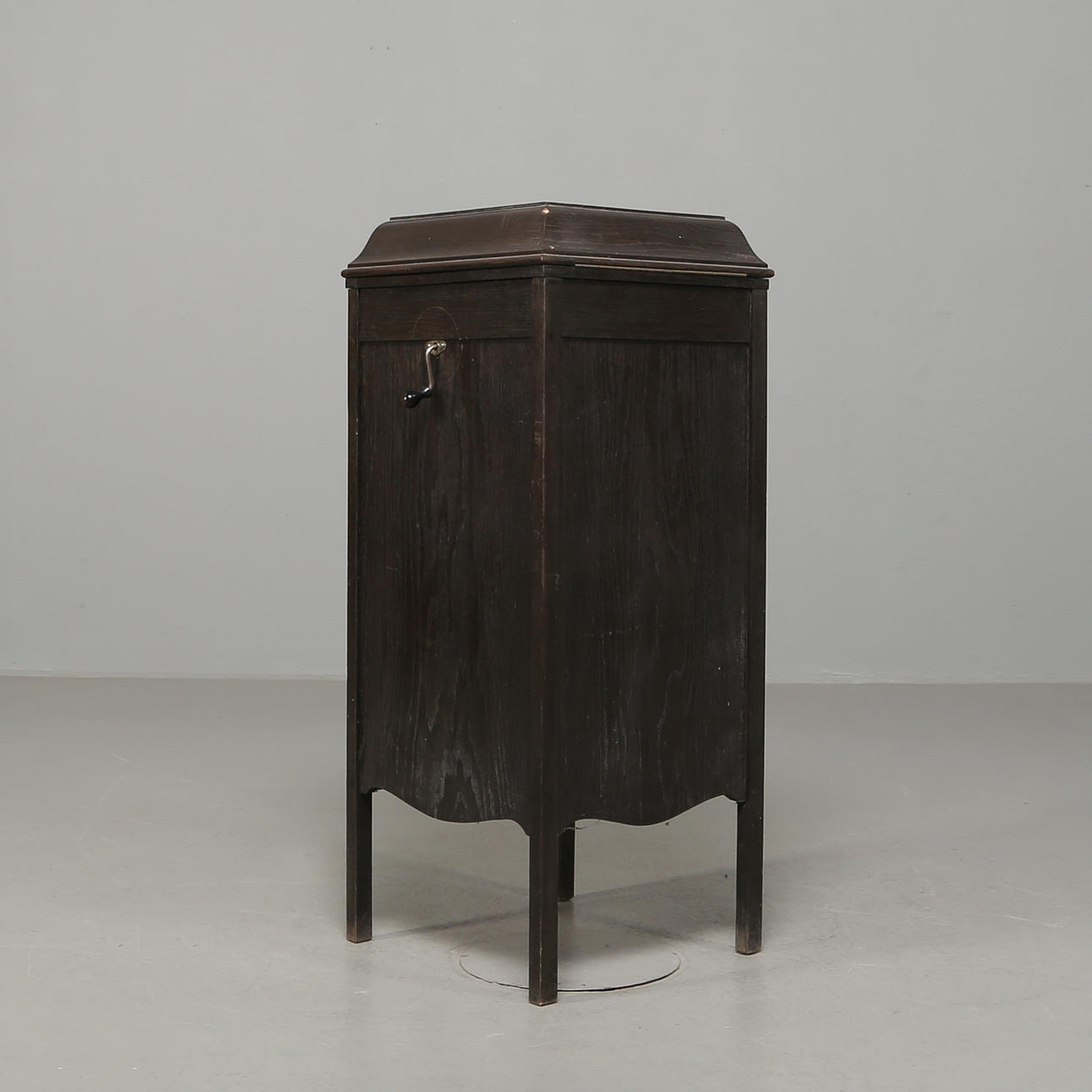 GRAMMOFONSKÅP Odeon, ek, 1900-talets första hälft.