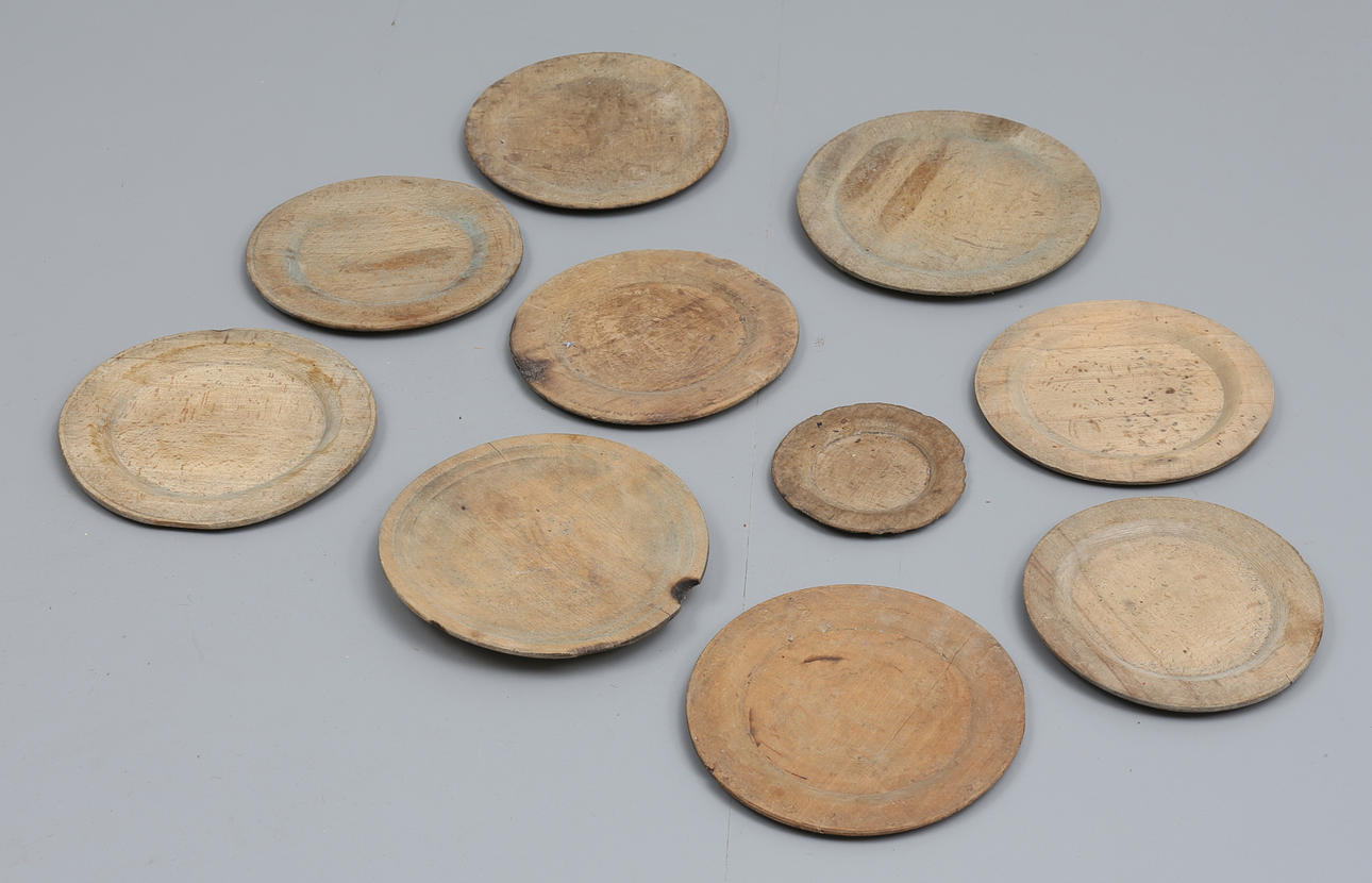 TALLRIKAR, trä, 17-1800-tal (10).