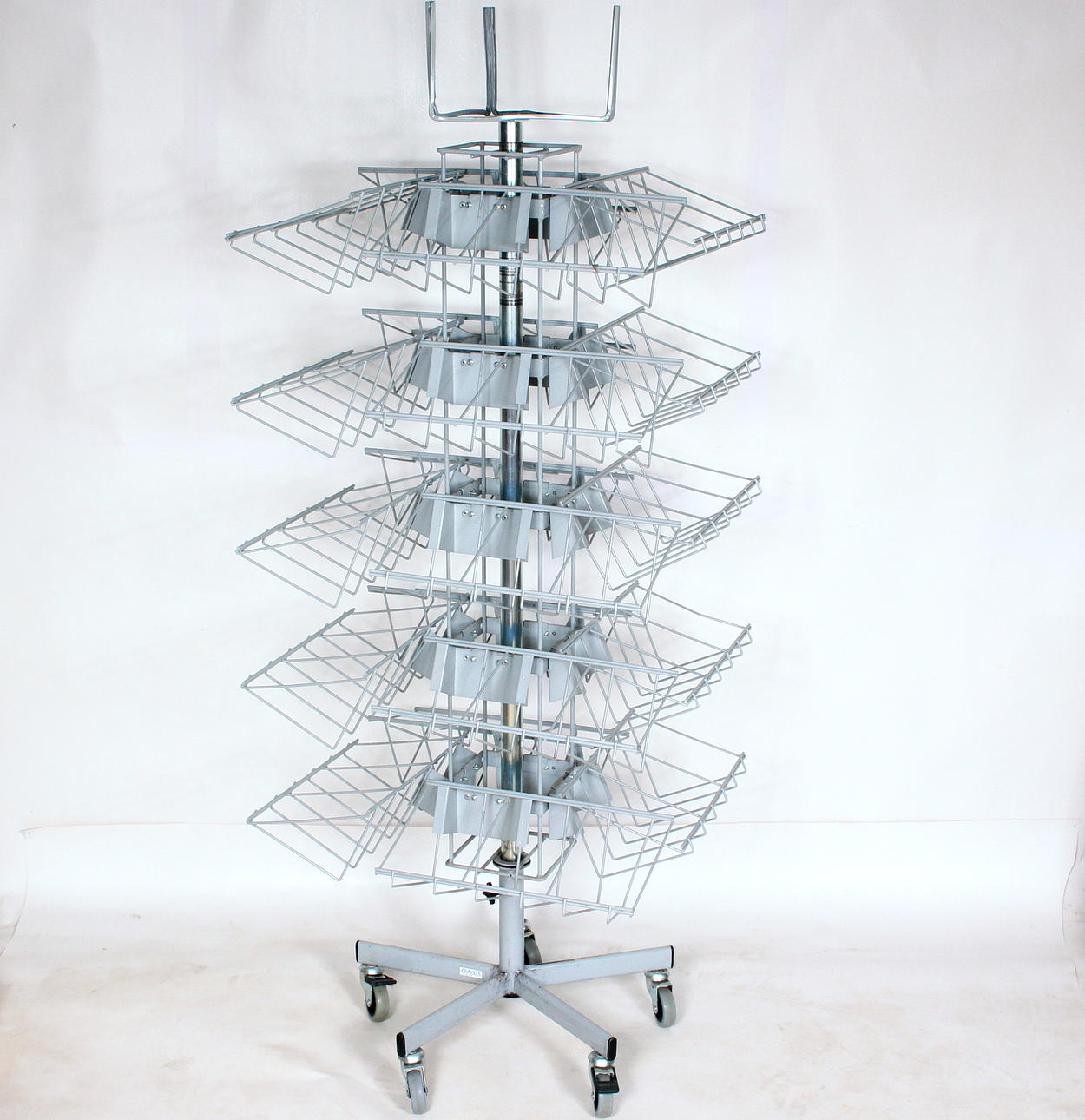 LADENREGAL, Drahtkörbe, auf Rädern.