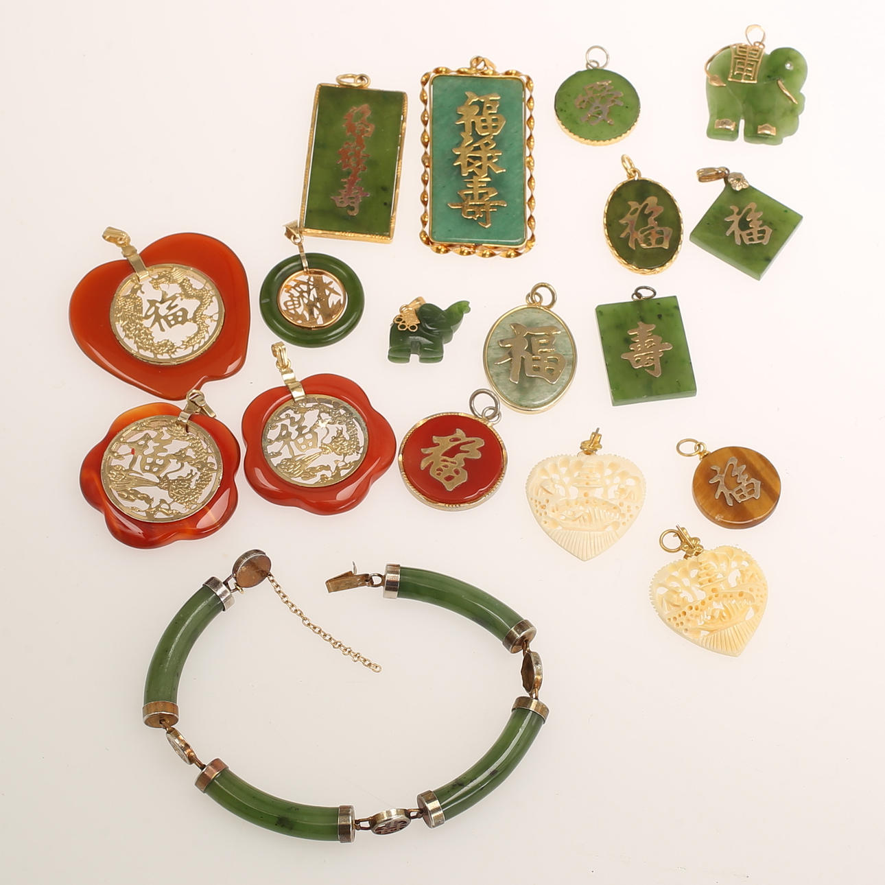 ANHÄNGER, 17 Stück. ARMBAND. China.