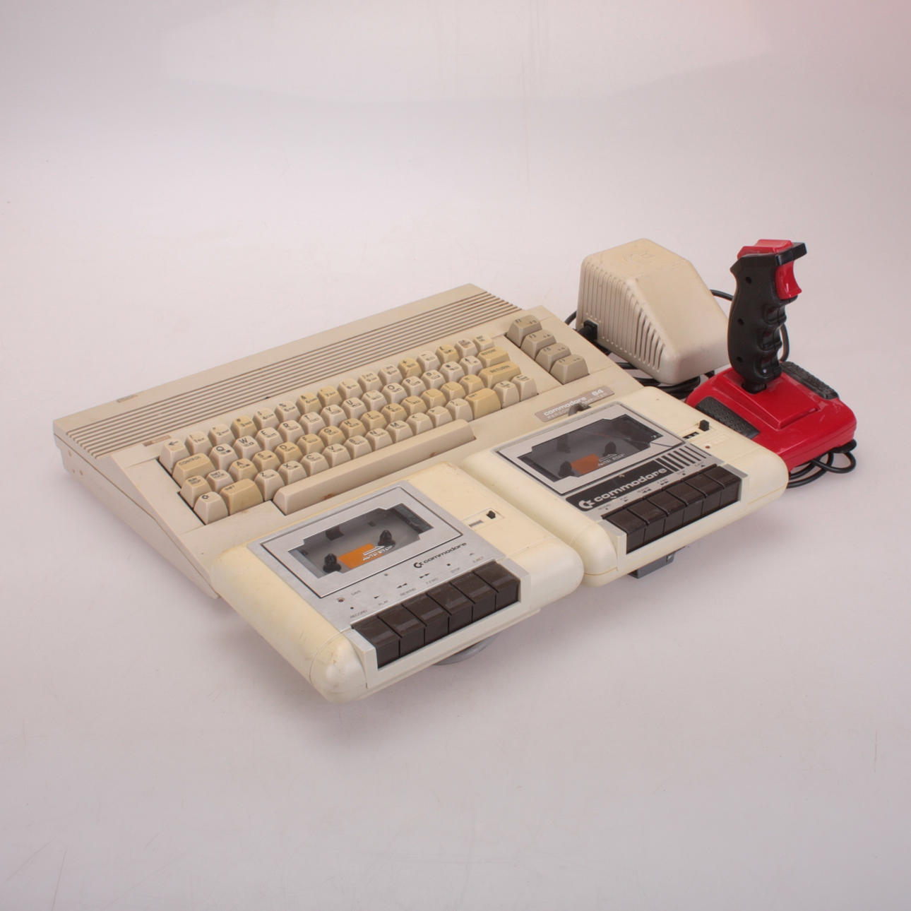 COMPUTER, Commodore 64 mit Joystick und Bandlaufwerken.