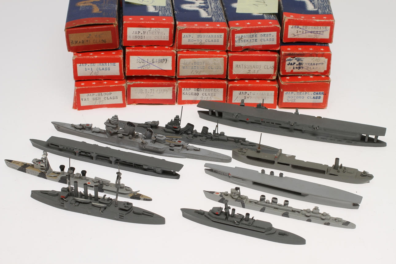 MODELLBÅTAR AUTHENTICAST COMET cirka 25 stycken krigsfartyg delvis i originalkartonger.