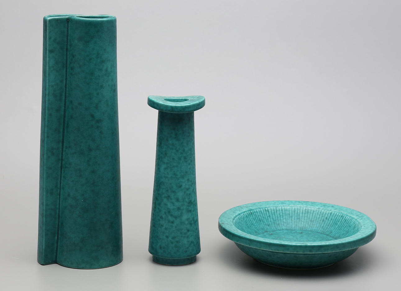 WILHELM KÅGE. VASER, 2 st, samt FAT, stengods, Gustavsberg.