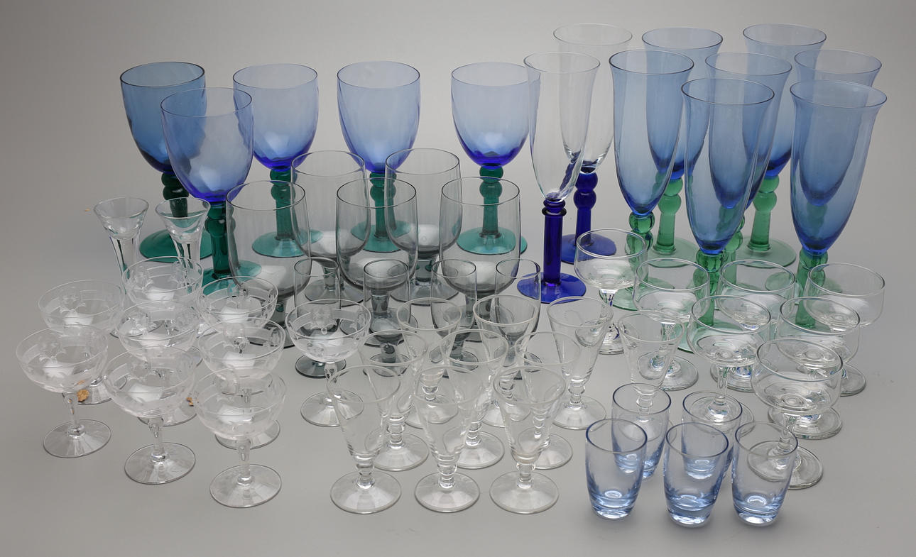 PARTI GLAS, 56 st, bla handblåst, samt PLUNTA, tenn, 1900-tal.