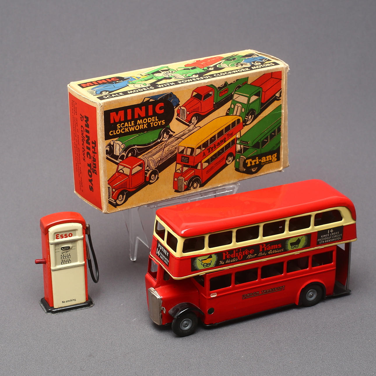 TRIANG dubbeldäckare buss samt ARNOLD Esso bensinpump.