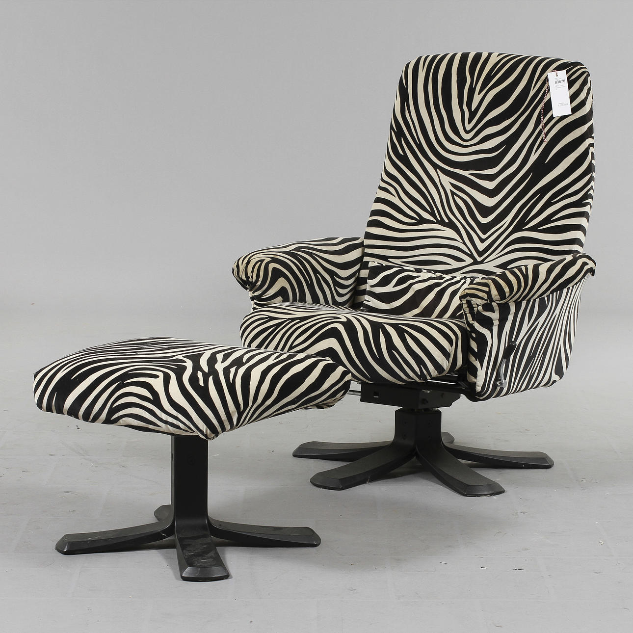 FÅTÖLJ med FOTPALL, 1900-tal.