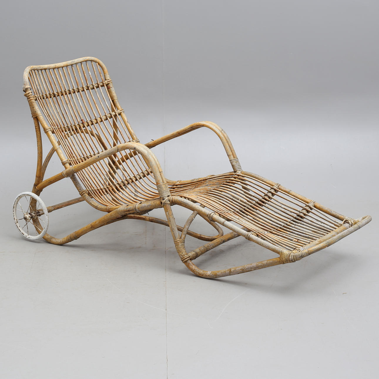 TRÄDGÅRDSMÖBEL, SOLSTOL, bambu/rotting, 1900-tal.