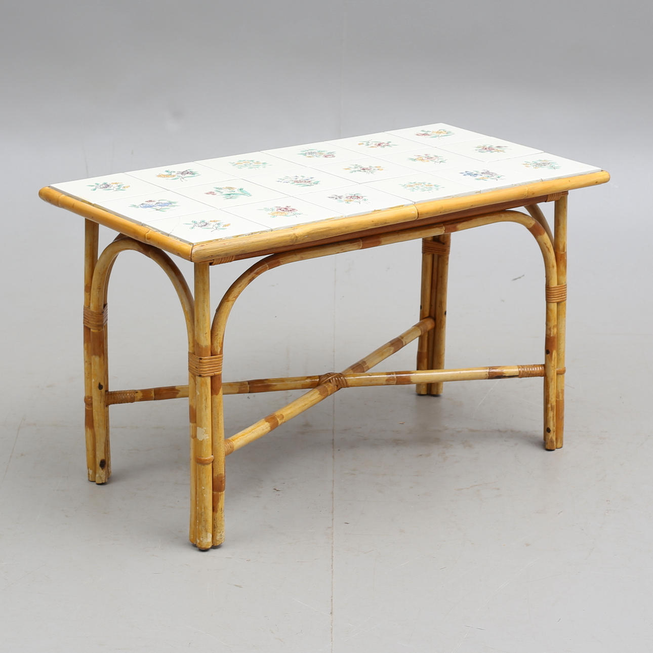 TISCH, Bambus/Rattan mit Fliesen, 20. Jahrhundert. Garten & Baupflege -  Gartenmbel - Auctionet