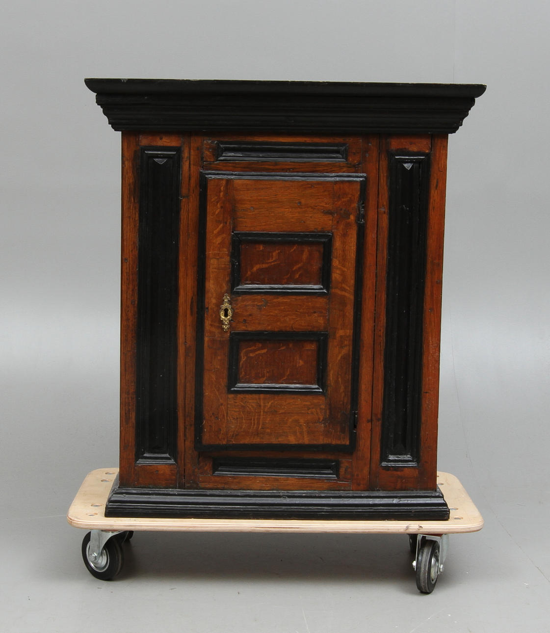 HÄNGSKÅP, allmoge, trol. 1700-tal.