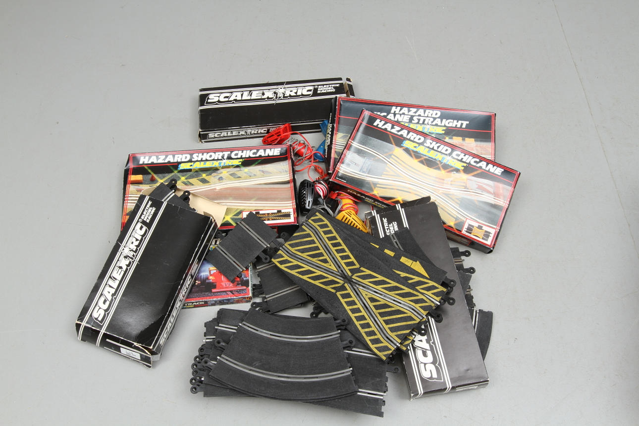 SCALEXTRIC BILBANA cirka 50 bandelar och köraggregat.