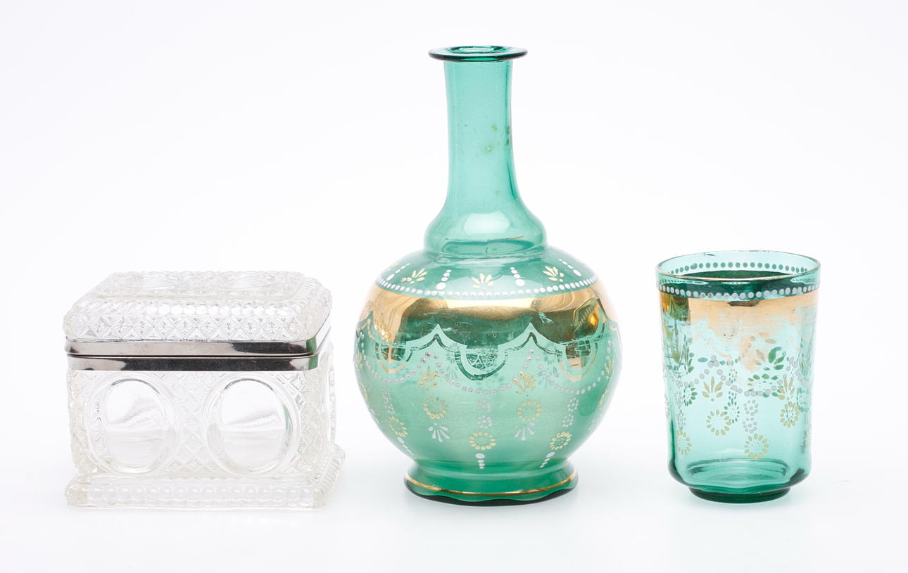 GLASFÖREMÅL, 3 delar, 1900-tal.