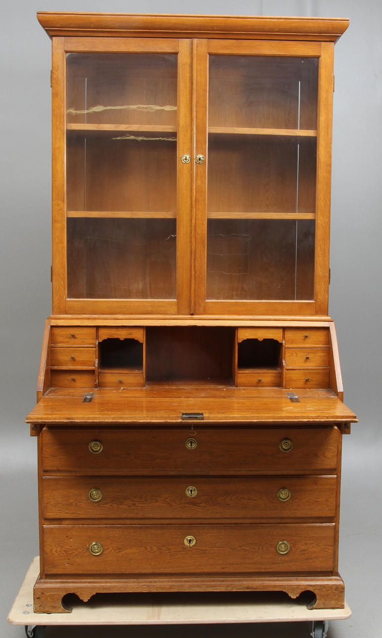 SEKRETÄR, med senare vitrinöverdel, omkring 1800.