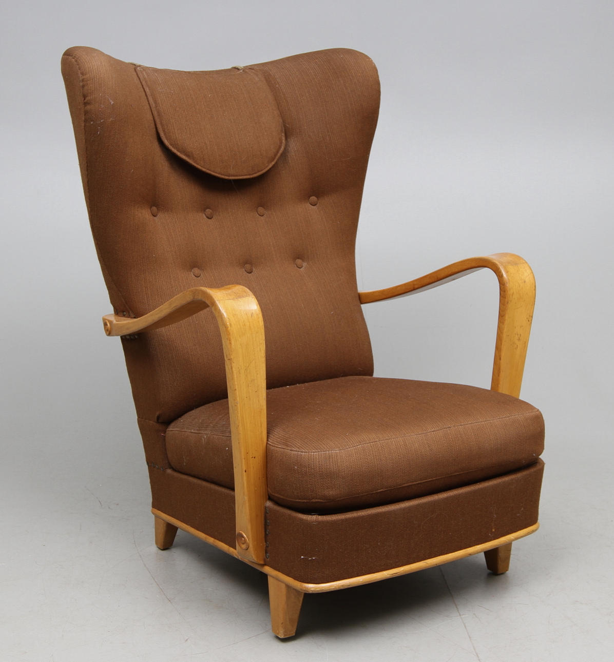 FÅTÖLJ, sk öronlappsmodell, 1940-tal.