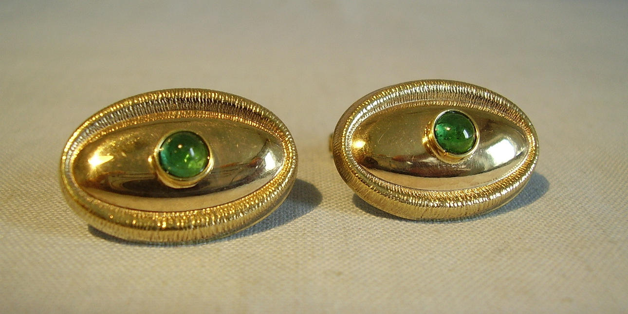 SMARAGD MANSCHETTENKNÖPFE 8 KARAT GELBGOLD.