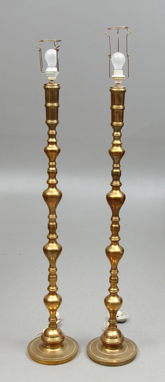 GOLVLAMPOR 2 st, gulmetall, 1900-talets andra hälft.