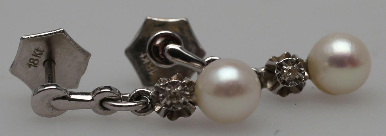 ÖRHÄNGEN MED LITEN DIAMANT OCH ODLAD PÄRLA, ett par, vitguld, 18K.