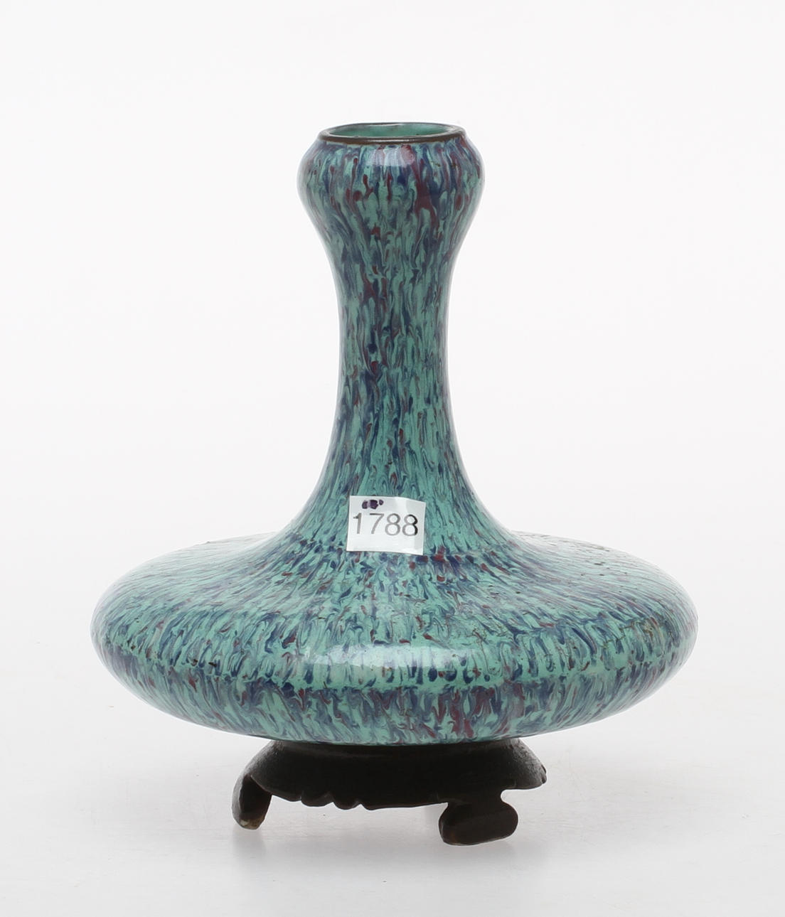 VAS, porslin. Enligt uppgift Qing dynastin.