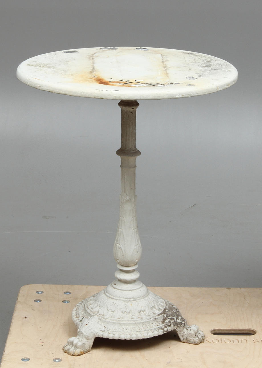 TRÄDGÅRDSBORD, med gjutjärnsfot, 1900-tal.
