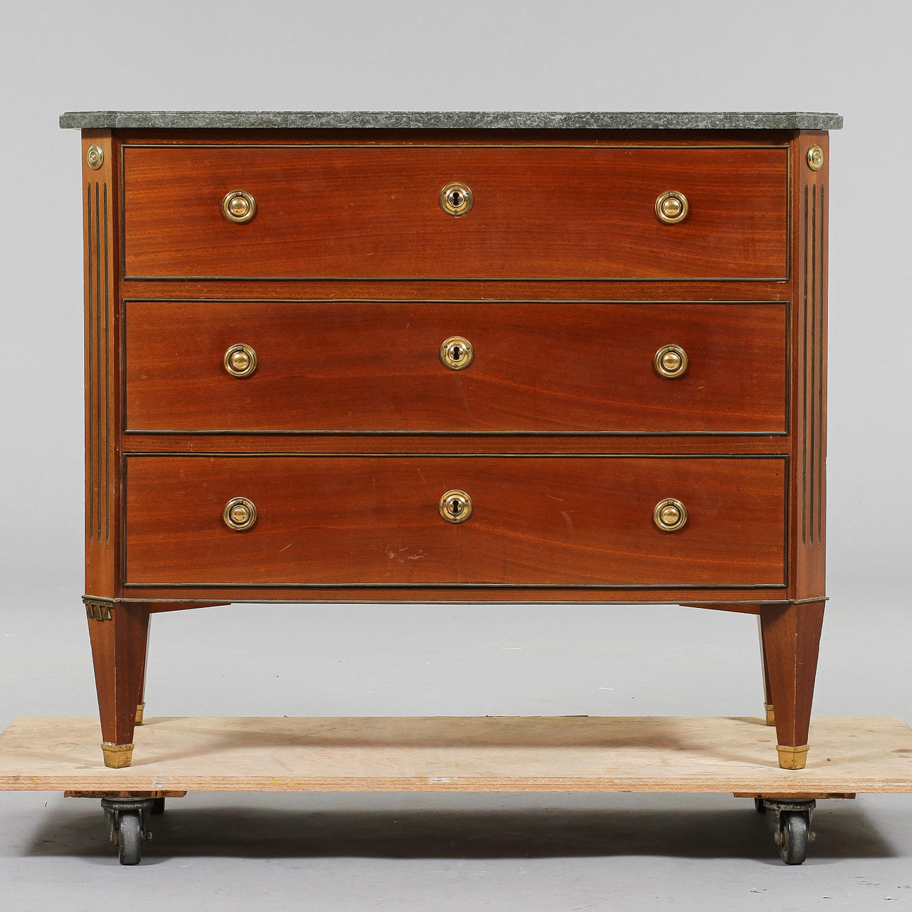 BYRÅ, gustaviansk stil, 1900-tal.