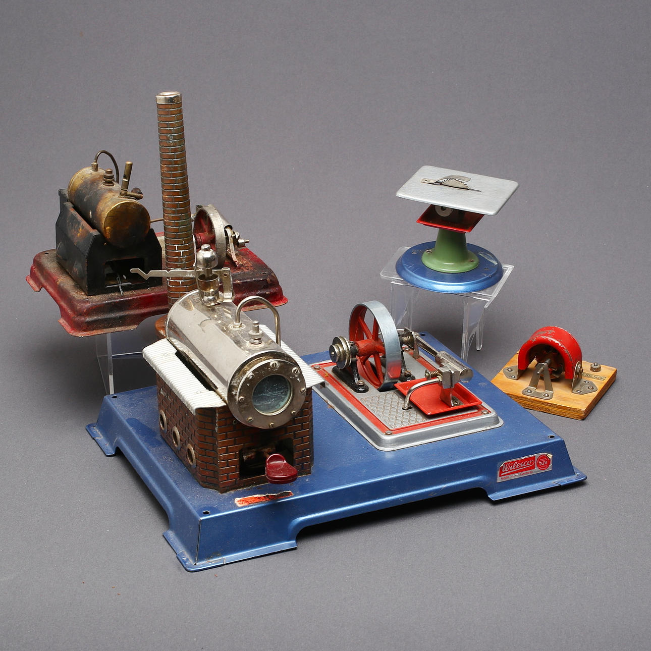 DAMPFMASCHINEN, 2 Stück, eine davon ist Wilesco, 1900.