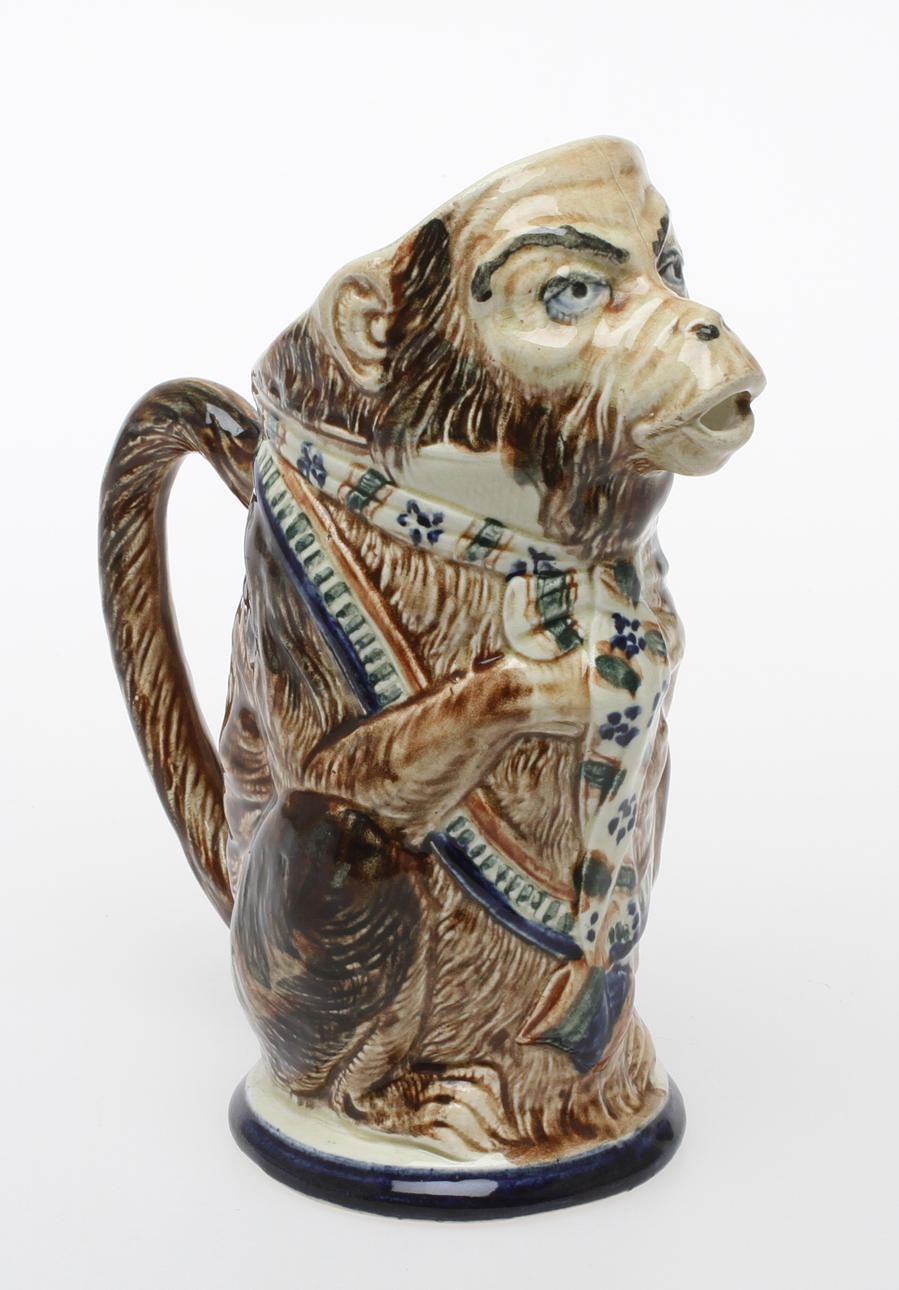 TILLBRINGARE I FORM AV APA, keramik, 1900-talets början.