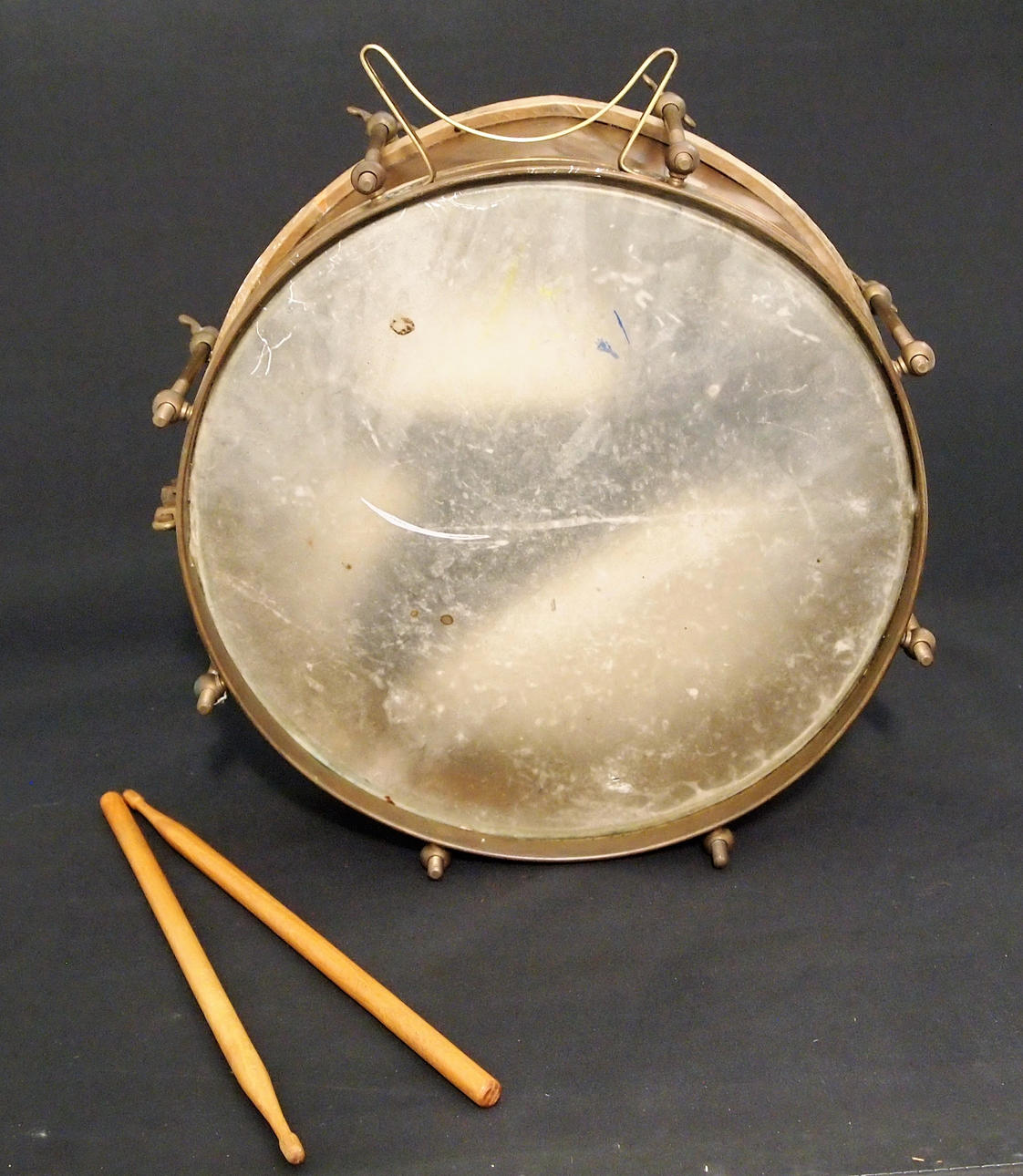 TAMBOR DE LATÓN ANTIGUO.