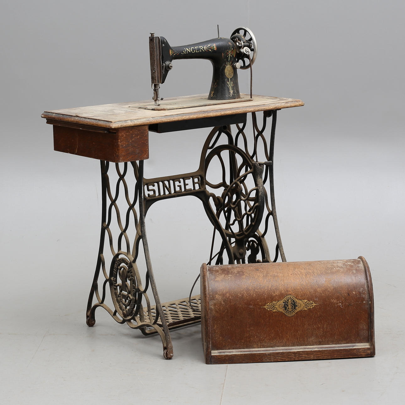 SEWING MACHINE with metal base, Singer, 19th/20th century.