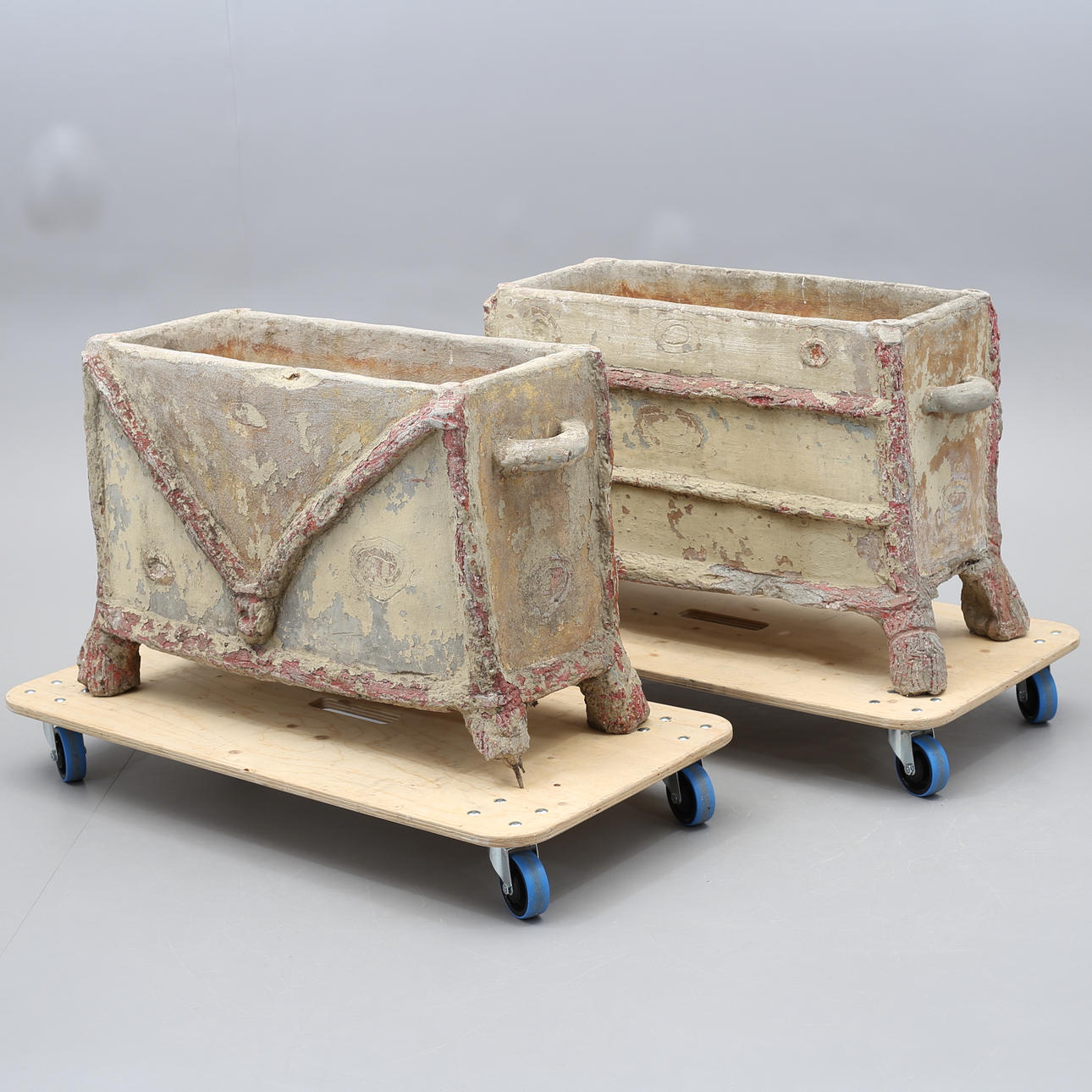 BLOMSTERÆSKE, et par, beton.