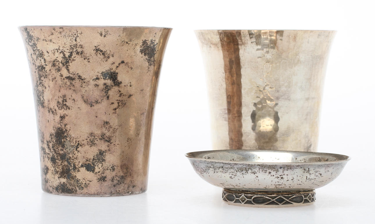 BÄGARE, 2 st, samt FAT, silver, Bland annat J Råström, 1900-tal. Vikt 163 gram.