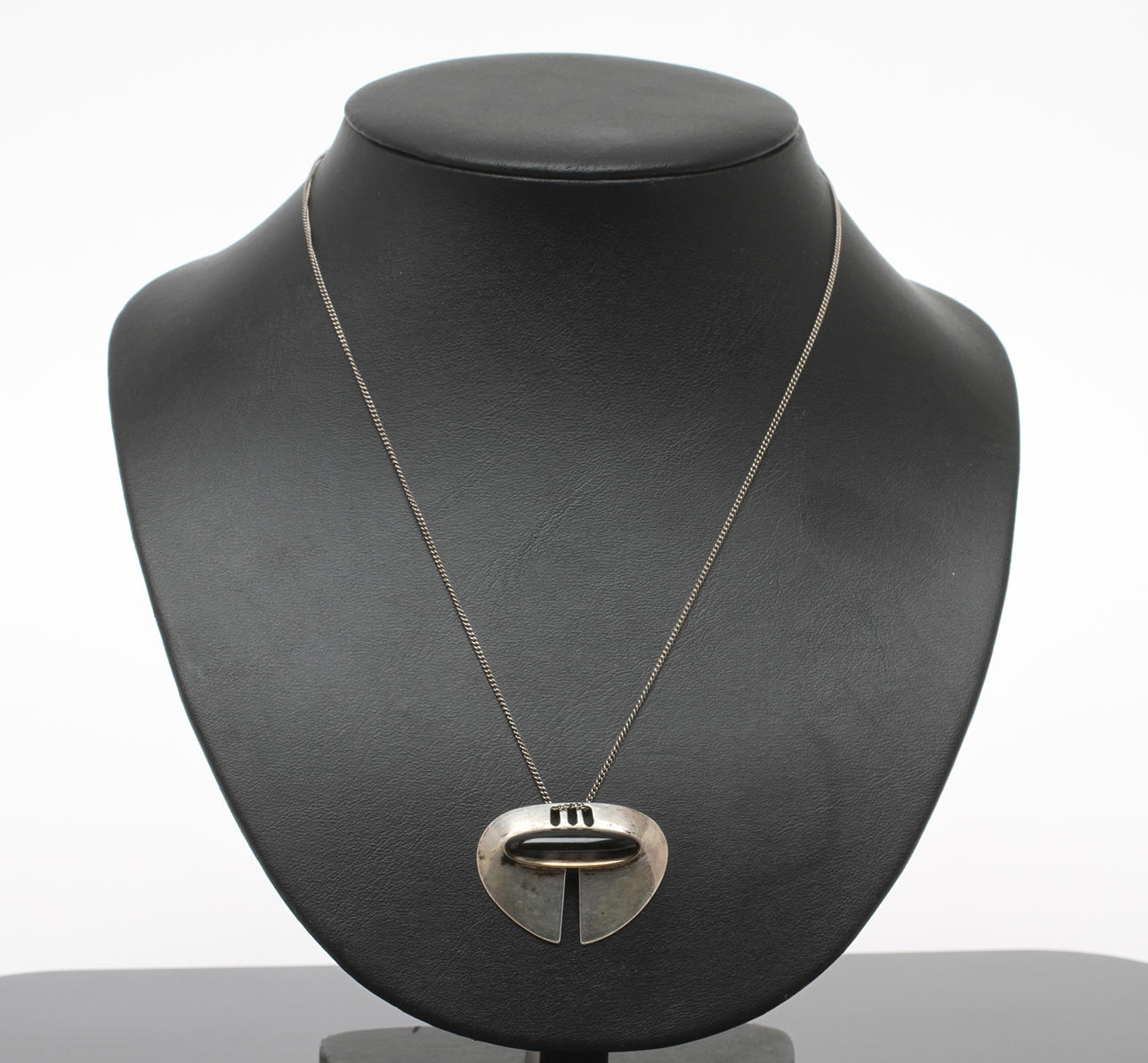 HÄNGE med kedja, silver, Torun Hopea Åbo Finland 1963.