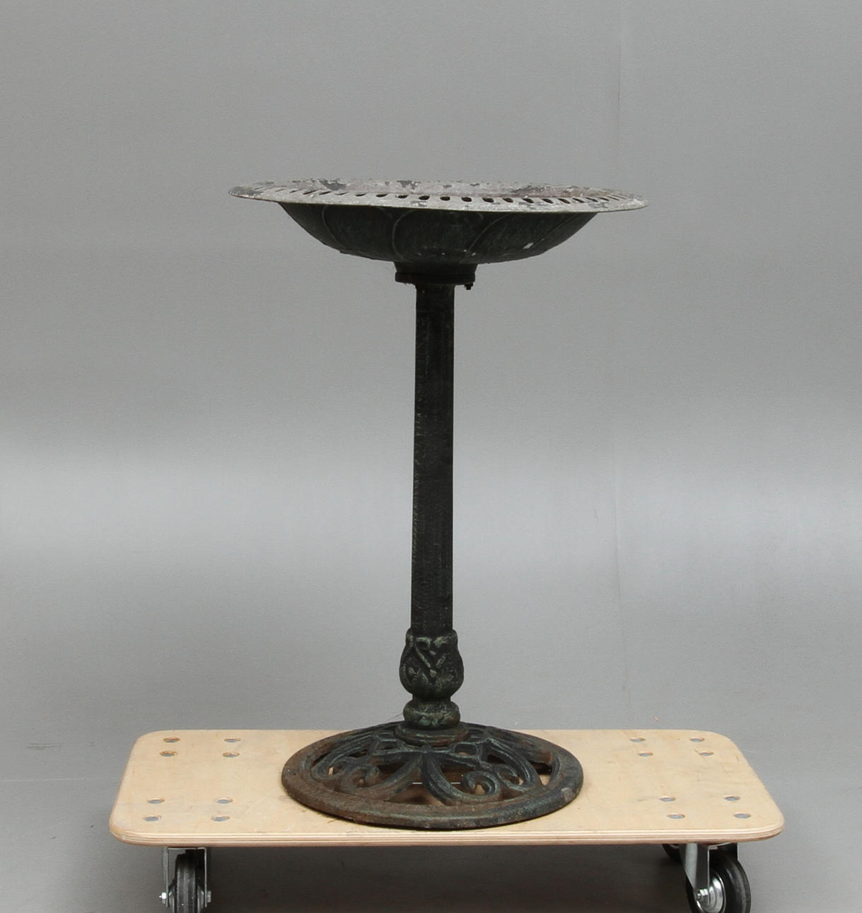 FÅGELBAD, på gjutjärnsfot, 1900-tal.