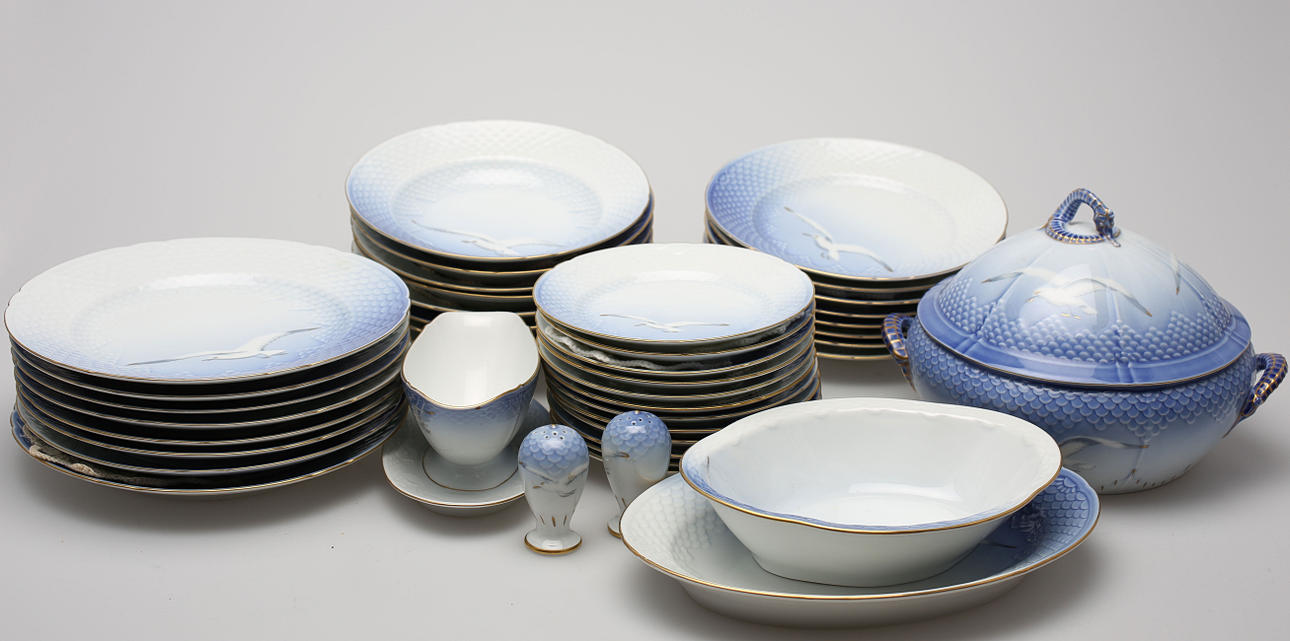 MATSERVISDELAR, 42 delar, porslin, "Blå Måsen", Bing & Gröndal, Danmark.