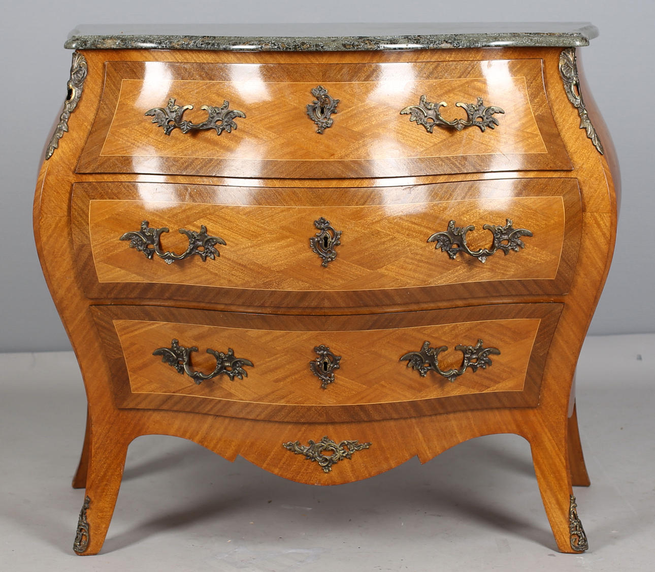 BYRÅ MED STENSKIVA, Rokoko stil, 1900-talets mitt.