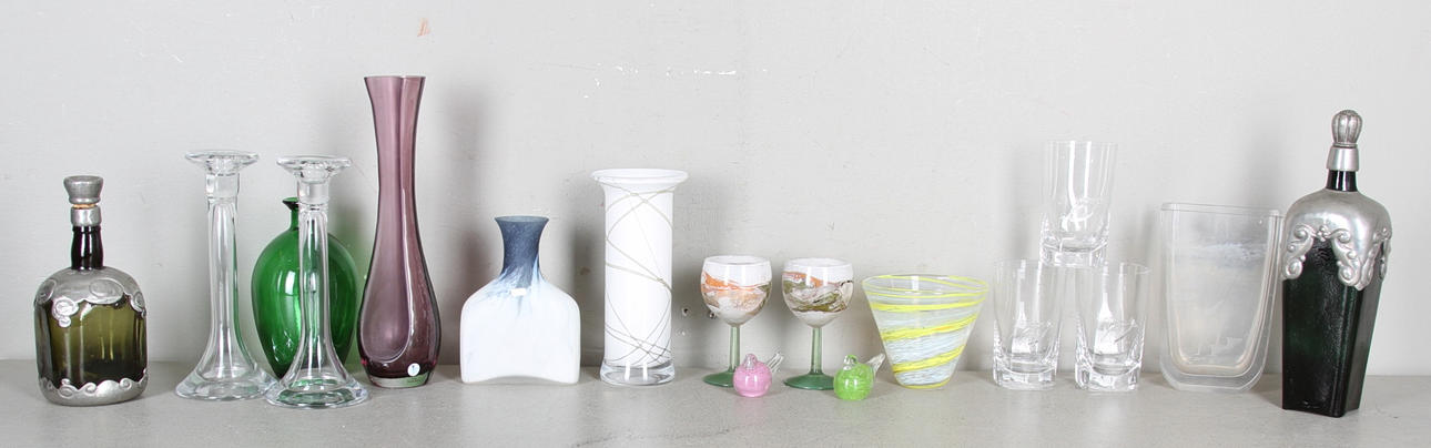 GLASFÖREMÅL, 17 delar.