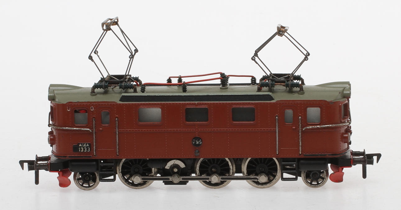 MODELLTÅG FLEISCHMANN svenska Da-loket 1333, olivgrönt tak.