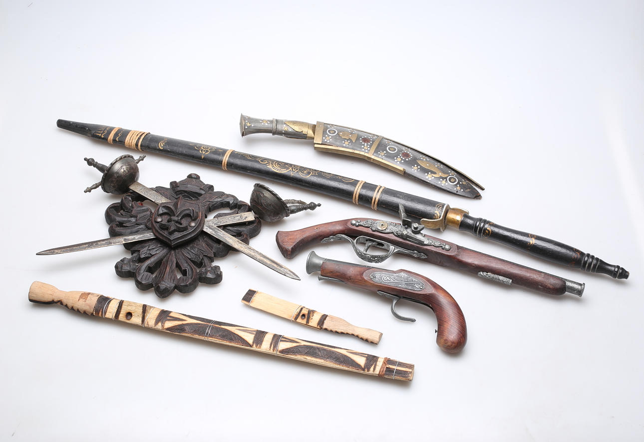 VAPEN, bland annat replikor.