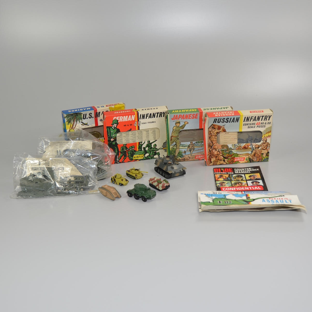 KRIEGSOBJEKTE, Airfix-Soldaten, Panzer.