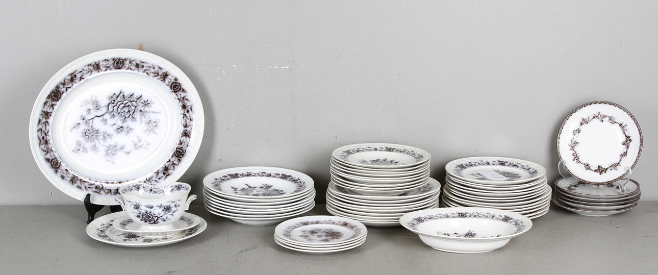 SERVISDELAR, 47 delar, porslin, "Stjärnsund", Gefle, samt 6 delar, "Mullbär", Gefle, 1900-talets första hälft.