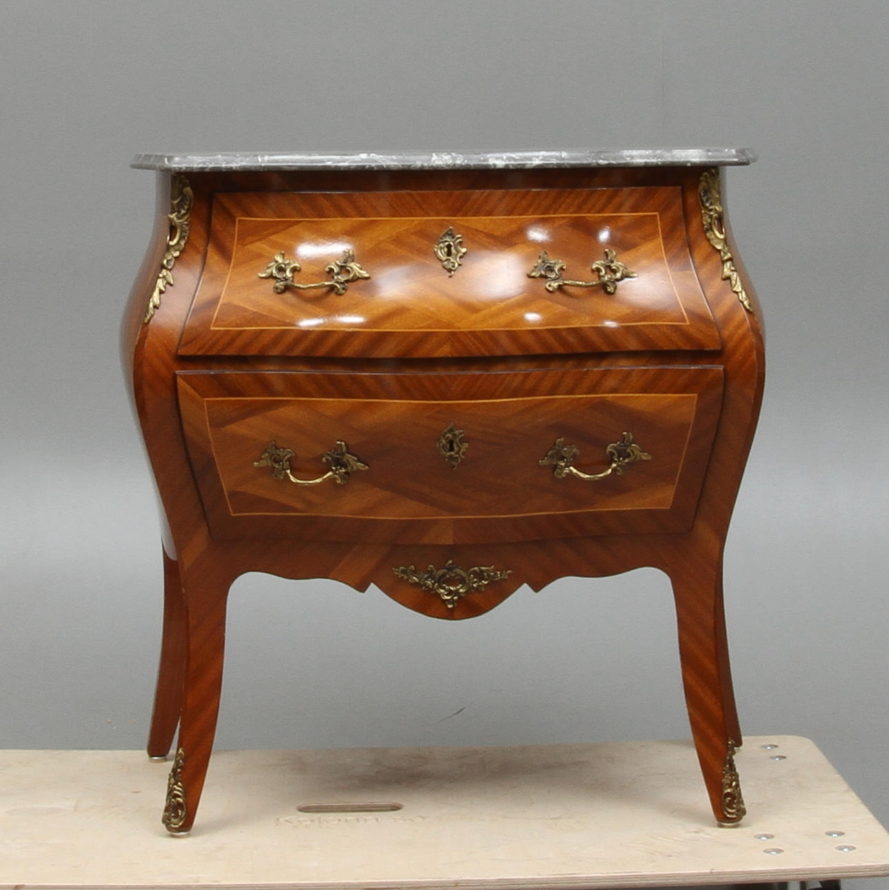 BYRÅ, med stenskiva, rokokostil, 1900-tal.