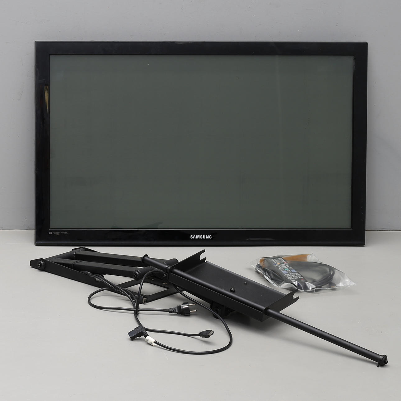 TV PLASMA, 42", Samsung, con control remoto.