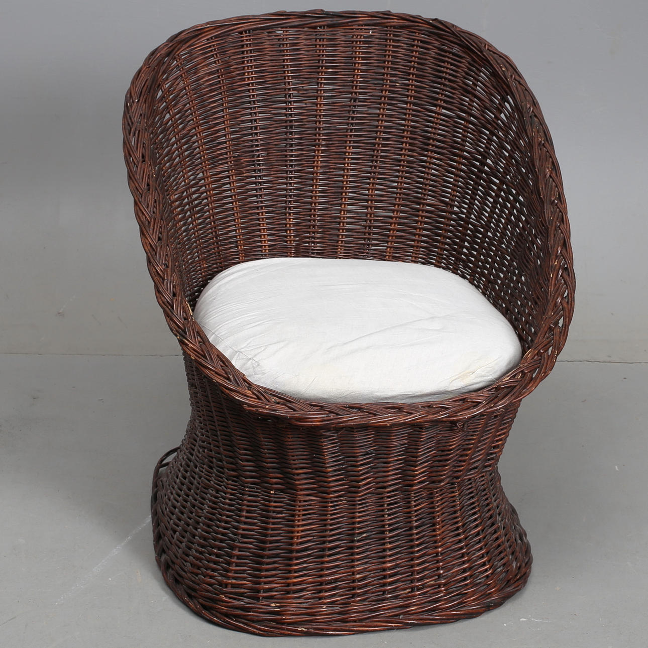 ROTTANIATUOLI tyynyllä.