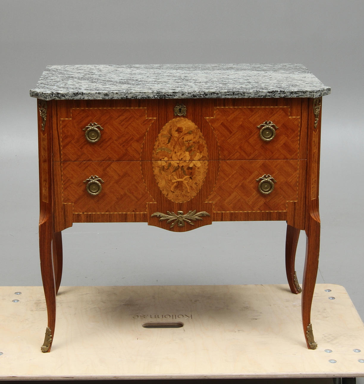 BYRÅ, med stenskiva, gustaviansk stil, 1900-tal.