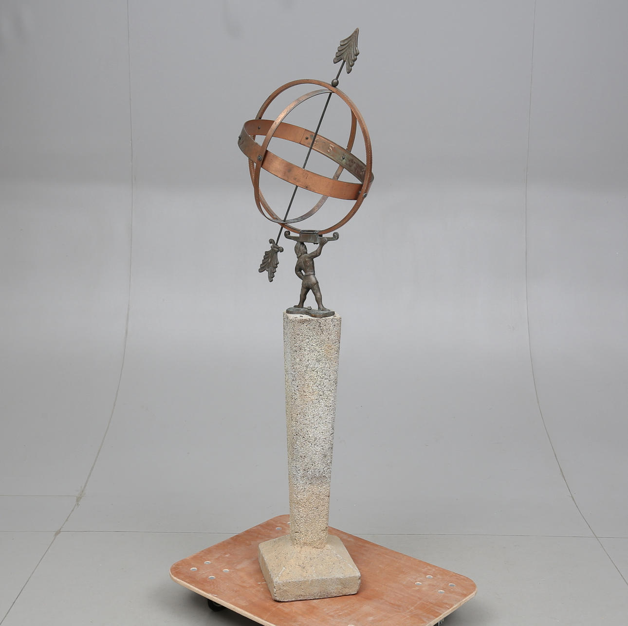 SOLUR PÅ SOCKEL, 1900-tal.