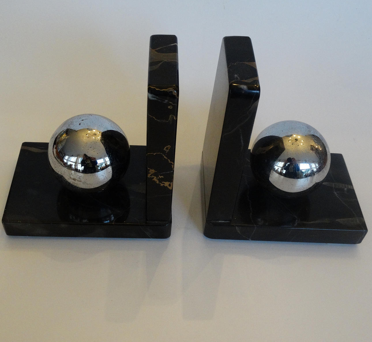 ART DECO BUCHSTÜTZEN: MARMOR MIT METALLKUGEL.